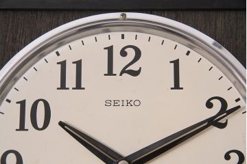 アンティーク時計　昭和中期　SEIKO(セイコー)　ゼンマイ式　カレンダー付き　30DAY　渋い色合いの掛け時計(柱時計、振り子時計)(R-045649)