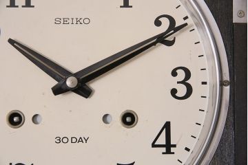 アンティーク時計　昭和中期　SEIKO(セイコー)　ゼンマイ式　カレンダー付き　30DAY　渋い色合いの掛け時計(柱時計、振り子時計)(R-045649)