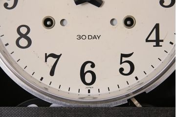 アンティーク時計　昭和中期　SEIKO(セイコー)　ゼンマイ式　カレンダー付き　30DAY　渋い色合いの掛け時計(柱時計、振り子時計)(R-045649)