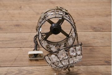ヴィンテージ照明　イギリスビンテージ　真鍮　凝った装飾が華やかな印象を与える吊り下げ照明(天井照明)(R-045655)