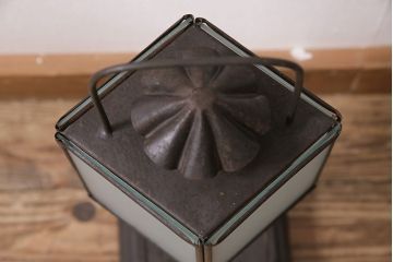 アンティーク雑貨　古民具　大正期　すりガラス入り　鉄製の行灯(行燈、照明、スタンド)(R-045661)