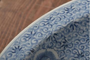 江戸期　古伊万里　大明成化年製　一尺五寸　線描き花唐草染付　大皿(47cm)(R-045662)