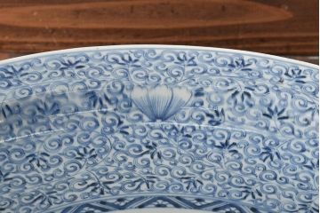 江戸期　古伊万里　大明成化年製　一尺五寸　線描き花唐草染付　大皿(47cm)(R-045662)
