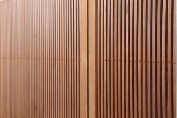 アンティーク建具　昭和中期　裏障子付き　赤みがかった色合いの帯格子戸4枚セット(障子戸、引き戸、建具)(R-045691)