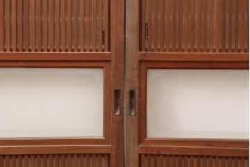 アンティーク建具　昭和中期　裏障子付き　赤みがかった色合いの帯格子戸4枚セット(障子戸、引き戸、建具)(R-045691)