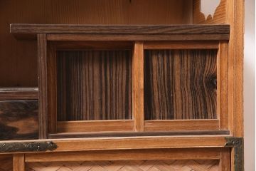 アンティーク家具　昭和中期　桑材・黒檀　網代編み　上品な和を感じさせる凝った造りの茶箪笥(飾り棚、茶棚)(R-045708)