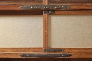 アンティーク家具　昭和中期　桑材・黒檀　網代編み　上品な和を感じさせる凝った造りの茶箪笥(飾り棚、茶棚)(R-045708)
