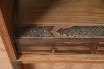 アンティーク家具　昭和中期　桑材・黒檀　網代編み　上品な和を感じさせる凝った造りの茶箪笥(飾り棚、茶棚)(R-045708)