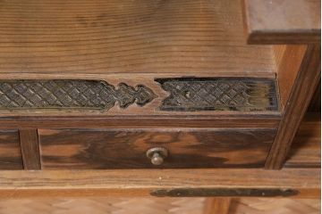 アンティーク家具　昭和中期　桑材・黒檀　網代編み　上品な和を感じさせる凝った造りの茶箪笥(飾り棚、茶棚)(R-045708)