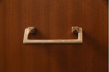 ビンテージ家具　北欧家具　G-PLAN(ジープラン)　BB(Black&Brass)シリーズ　シックモダンなチェスト(サイドチェスト、引き出し)(R-045711)