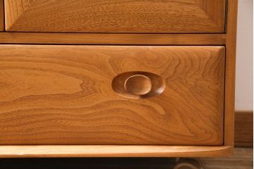 ヴィンテージ家具　イギリス家具　ERCOL(アーコール)　柔らかな雰囲気を醸し出す北欧スタイルのキャビネット(収納棚、サイドボード、戸棚、ビューロー、ビンテージ)(R-045716)