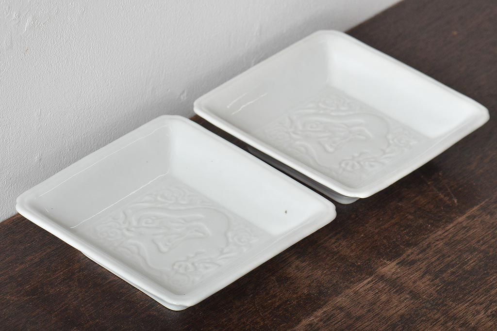 江戸期 白磁 陽刻 龍の図 角皿2枚セット(中国?、小皿、深皿、鉢)(R-045720)