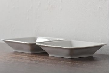 江戸期 白磁 陽刻 龍の図 角皿2枚セット(中国?、小皿、深皿、鉢)(R-045720)