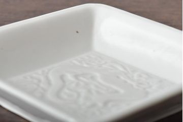 江戸期 白磁 陽刻 龍の図 角皿2枚セット(中国?、小皿、深皿、鉢)(R-045720)