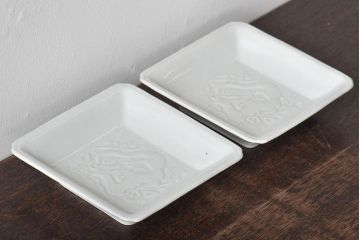 江戸期　白磁　陽刻　龍の図　角皿2枚セット(中国?、小皿、深皿、鉢)(R-045720)