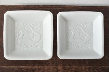 江戸期 白磁 陽刻 龍の図 角皿2枚セット(中国?、小皿、深皿、鉢)(R-045721)