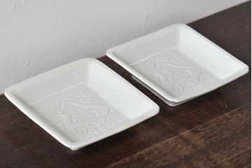 江戸期　白磁　陽刻　龍の図　角皿2枚セット(中国?、小皿、深皿、鉢)(R-045721)