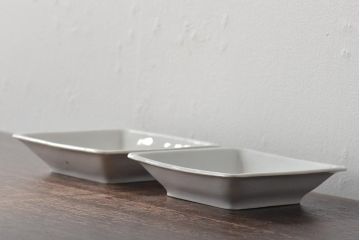 江戸期　白磁　陽刻　龍の図　角皿2枚セット(中国?、小皿、深皿、鉢)(R-045721)
