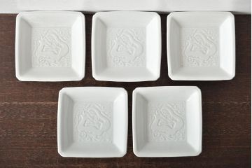 江戸期　白磁　陽刻　龍の図　角皿5枚セット(中国?、小皿、深皿、鉢)(R-045723)