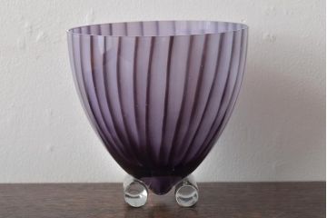 北欧　KOSTA　BODA(コスタボダ)　パープルストライプガラス　花瓶(フラワーベース、花器、紫)サイン入(R-045725)