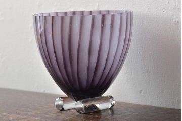 北欧　KOSTA　BODA(コスタボダ)　パープルストライプガラス　花瓶(フラワーベース、花器、紫)サイン入(R-045725)