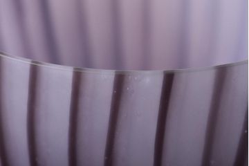 北欧　KOSTA　BODA(コスタボダ)　パープルストライプガラス　花瓶(フラワーベース、花器、紫)サイン入(R-045725)