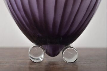 北欧　KOSTA　BODA(コスタボダ)　パープルストライプガラス　花瓶(フラワーベース、花器、紫)サイン入(R-045725)