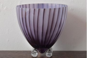 北欧　KOSTA　BODA(コスタボダ)　パープルストライプガラス　花瓶(フラワーベース、花器、紫)サイン入(R-045725)