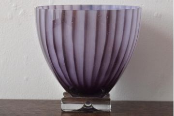 北欧　KOSTA　BODA(コスタボダ)　パープルストライプガラス　花瓶(フラワーベース、花器、紫)サイン入(R-045725)