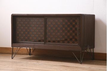 アンティーク家具　昭和中期　リメイク　レーザー組子入り・七宝文様　和レトロな雰囲気が魅力の鉄脚付きローボード(テレビ台、収納棚)(R-045737)