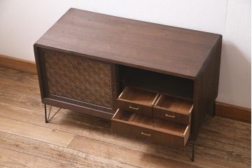 アンティーク家具　昭和中期　リメイク　レーザー組子入り・七宝文様　和レトロな雰囲気が魅力の鉄脚付きローボード(テレビ台、収納棚)(R-045737)