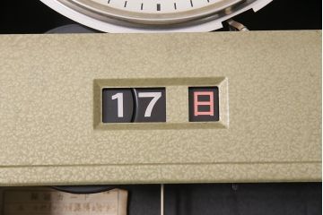 アンティーク時計　昭和中期　SEIKO(セイコー)　ゼンマイ式　カレンダー付き　30DAY　木目調の掛け時計(柱時計、振り子時計)(R-045749)