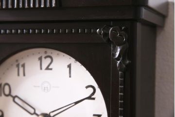 アンティーク時計　昭和中期　ゼンマイ式　林時計　レリーフがお洒落な柱時計(掛時計、振り子時計)(R-045750)