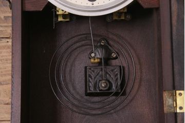 アンティーク時計　昭和中期　ゼンマイ式　林時計　レリーフがお洒落な柱時計(掛時計、振り子時計)(R-045750)