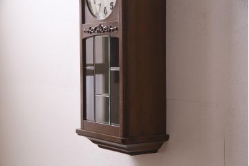 アンティーク時計　昭和中期　Meiji(明治時計社)　ゼンマイ式　レリーフがシックな掛け時計(柱時計、振り子時計)(R-045751)