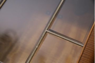 アンティーク時計　昭和中期　Meiji(明治時計社)　ゼンマイ式　レリーフがシックな掛け時計(柱時計、振り子時計)(R-045751)