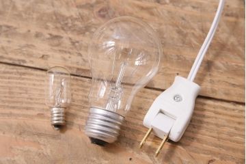 ビンテージ照明　シェードがおしゃれなスタンドライト(ナイトランプ、卓上照明)(R-045753)