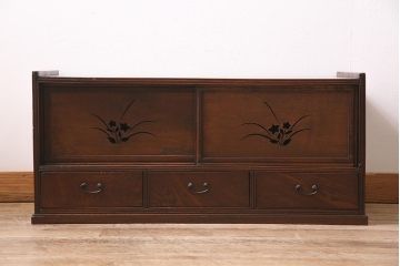 アンティーク家具　昭和初期　三方ケヤキ材　桔梗の透かし彫りがアクセントの戸棚(ローボード、収納棚)(R-045771)