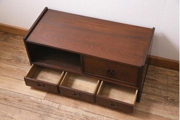 アンティーク家具　昭和初期　三方ケヤキ材　桔梗の透かし彫りがアクセントの戸棚(ローボード、収納棚)(R-045771)