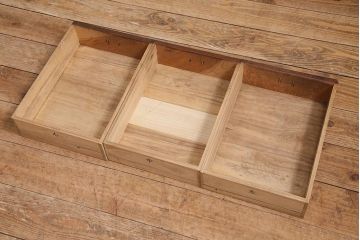 アンティーク家具　昭和初期　三方ケヤキ材　桔梗の透かし彫りがアクセントの戸棚(ローボード、収納棚)(R-045771)