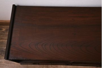 アンティーク家具　昭和初期　三方ケヤキ材　桔梗の透かし彫りがアクセントの戸棚(ローボード、収納棚)(R-045771)