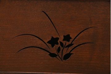 アンティーク家具　昭和初期　三方ケヤキ材　桔梗の透かし彫りがアクセントの戸棚(ローボード、収納棚)(R-045771)