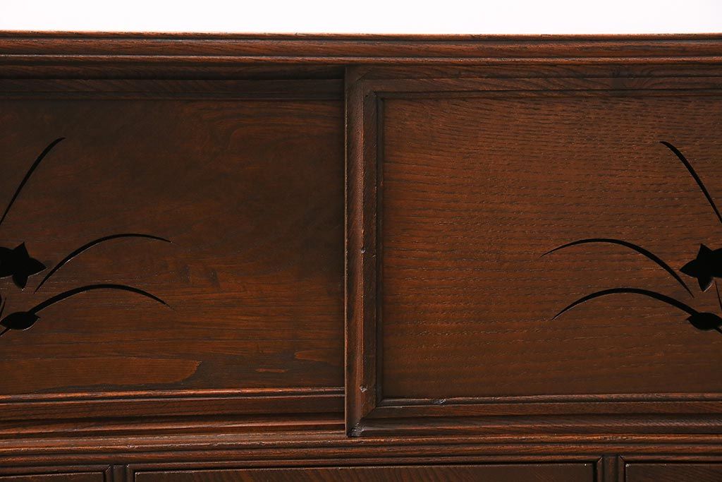 アンティーク家具　昭和初期　三方ケヤキ材　桔梗の透かし彫りがアクセントの戸棚(ローボード、収納棚)(R-045771)