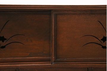アンティーク家具　昭和初期　三方ケヤキ材　桔梗の透かし彫りがアクセントの戸棚(ローボード、収納棚)(R-045771)