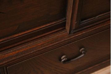 アンティーク家具　昭和初期　三方ケヤキ材　桔梗の透かし彫りがアクセントの戸棚(ローボード、収納棚)(R-045771)