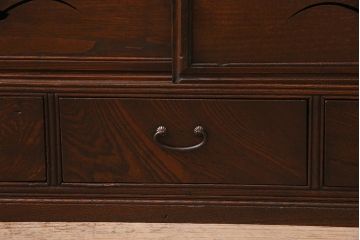 アンティーク家具　昭和初期　三方ケヤキ材　桔梗の透かし彫りがアクセントの戸棚(ローボード、収納棚)(R-045771)