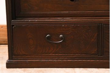 アンティーク家具　昭和初期　三方ケヤキ材　桔梗の透かし彫りがアクセントの戸棚(ローボード、収納棚)(R-045771)