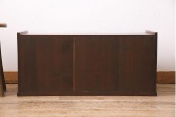 アンティーク家具　昭和初期　三方ケヤキ材　桔梗の透かし彫りがアクセントの戸棚(ローボード、収納棚)(R-045771)