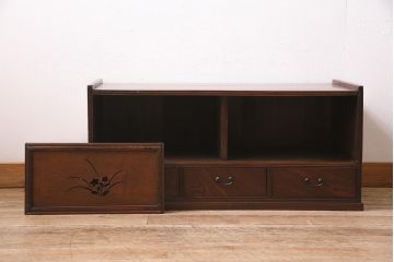 アンティーク家具　昭和初期　三方ケヤキ材　桔梗の透かし彫りがアクセントの戸棚(ローボード、収納棚)(R-045771)