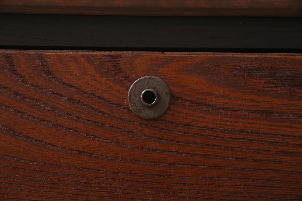 アンティーク家具　昭和中期　箪笥リメイク　前板栓材　落ち着いた色合いのローチェスト(引き出し、ローボード、テレビ台)(R-045778)